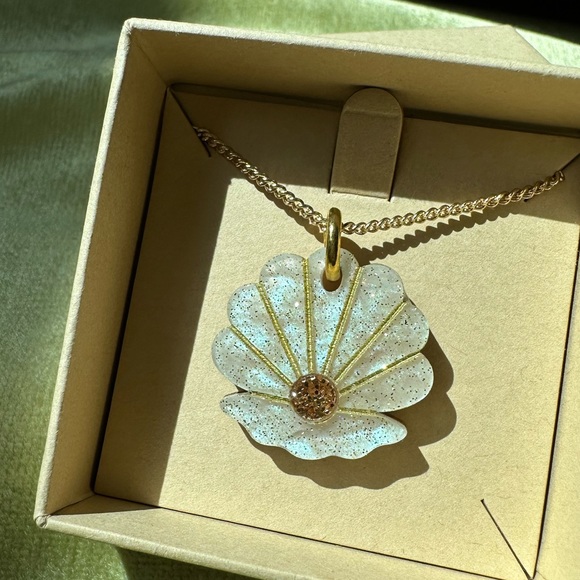 Fizz Goes Pop Jewelry - NWT Fizz Goes Pop Clam Necklace